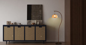 Quelles sont les caractéristiques des lampes de style Mid-Century Modern ?