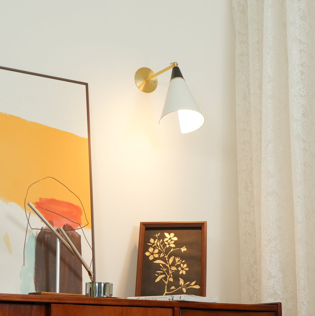 Applique murale Magari sophistiquée compatible avec les interrupteurs poussoirs en laiton blanc noir