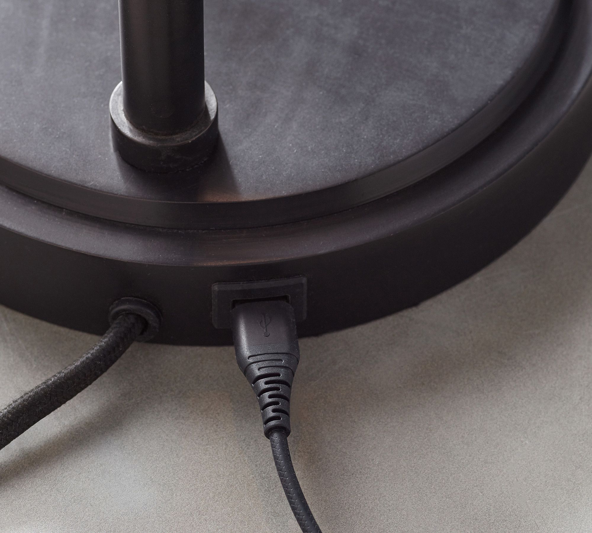 Lampe de table Lawson en verre recyclé avec port USB – Design moderne en laiton et bronze