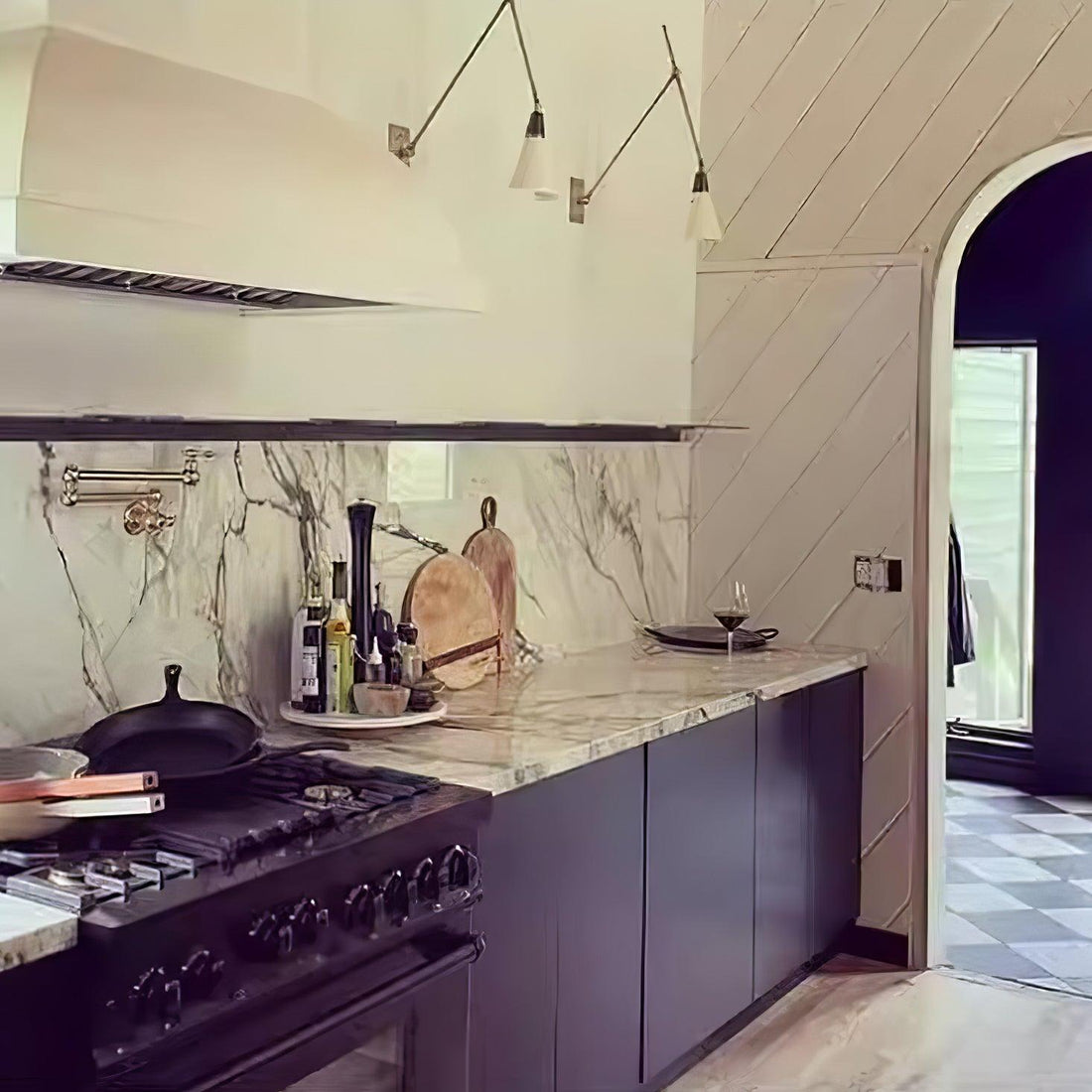 Applique murale Magari sophistiquée compatible avec les interrupteurs poussoirs en laiton blanc noir
