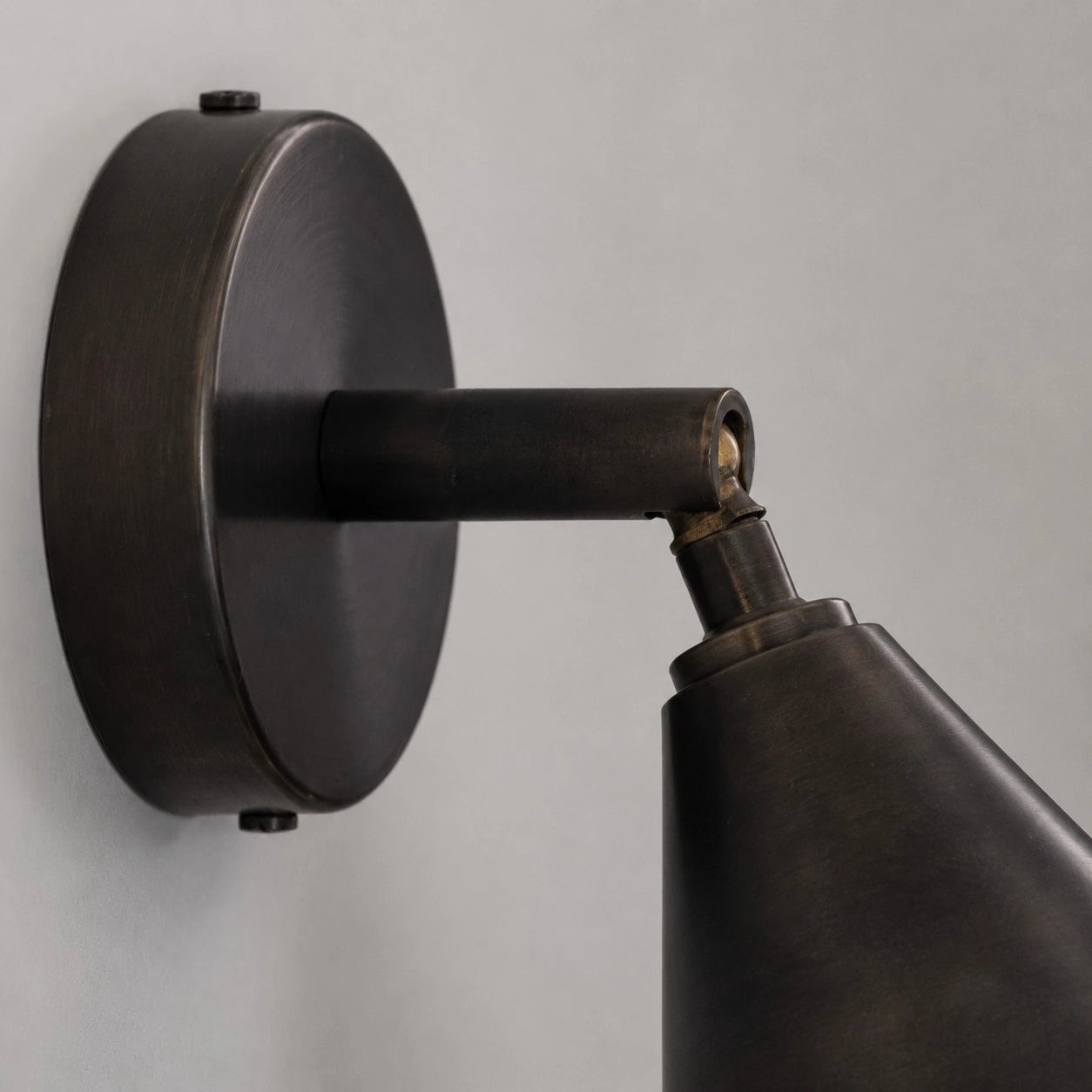 Adjustable joint and circular wall plate close-up