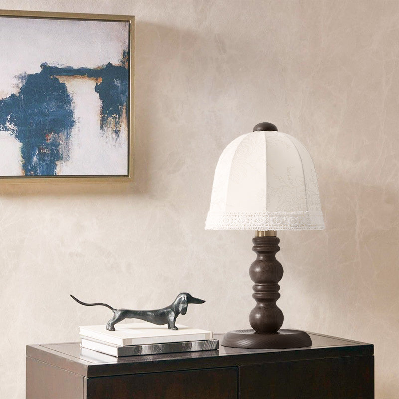 Lampe de table vintage en bois massif imprimé et soie Belfried pour une chambre sobre