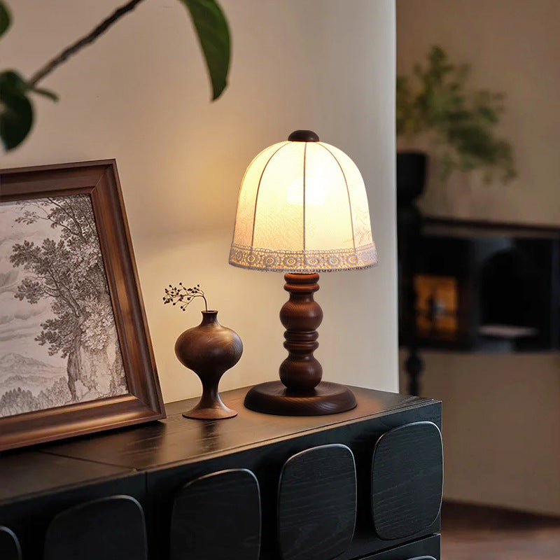 Lampe de table vintage en bois massif imprimé et soie Belfried pour une chambre sobre
