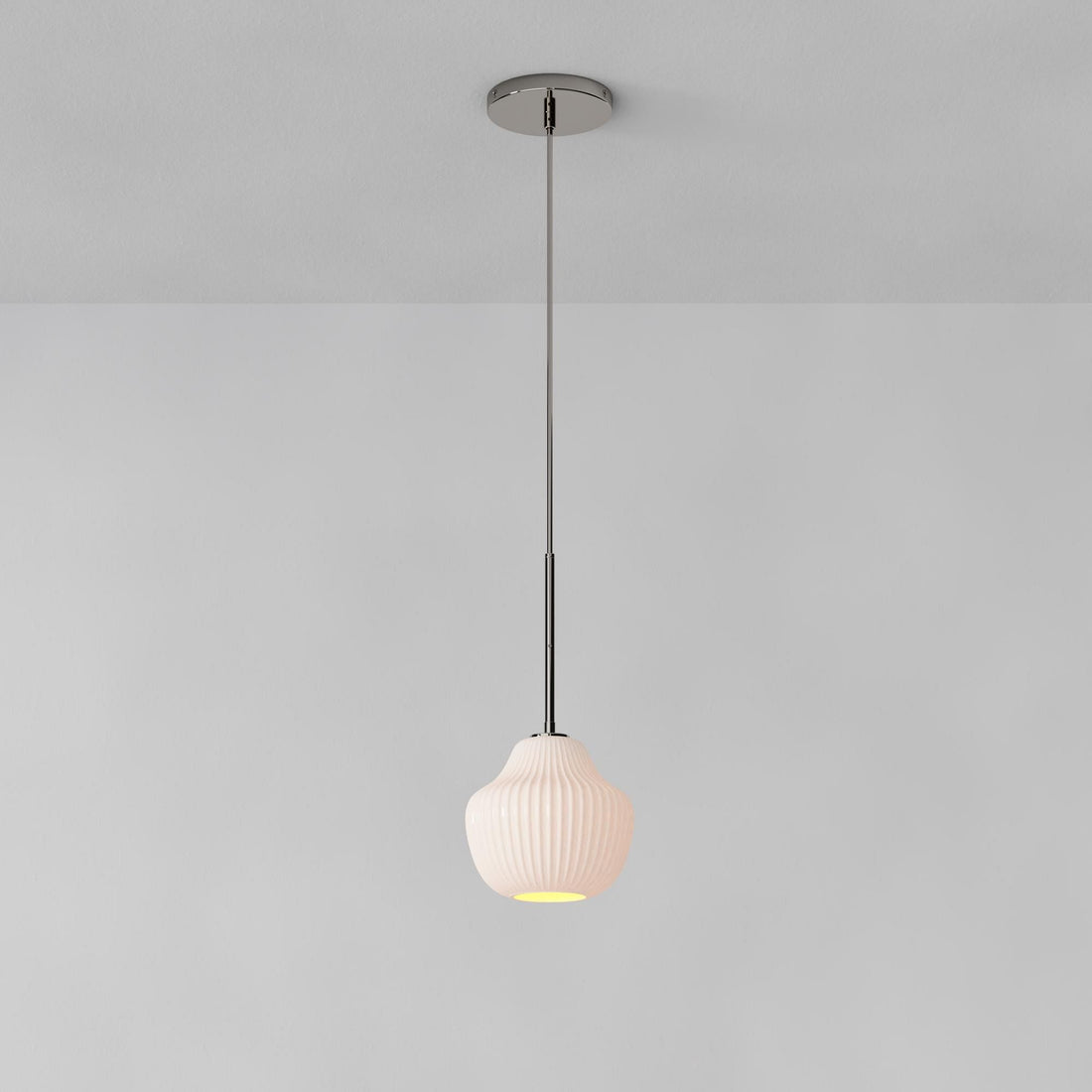 Suspension Rivrona à nervures – Luminaire moderne en verre nervuré avec finition métallique