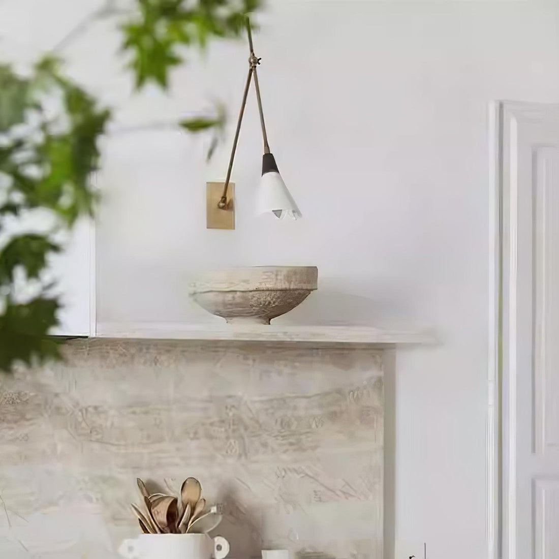 Applique murale Magari sophistiquée compatible avec les interrupteurs poussoirs en laiton blanc noir