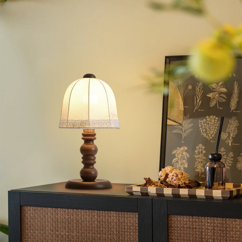 Lampe de table vintage en bois massif imprimé et soie Belfried pour une chambre sobre