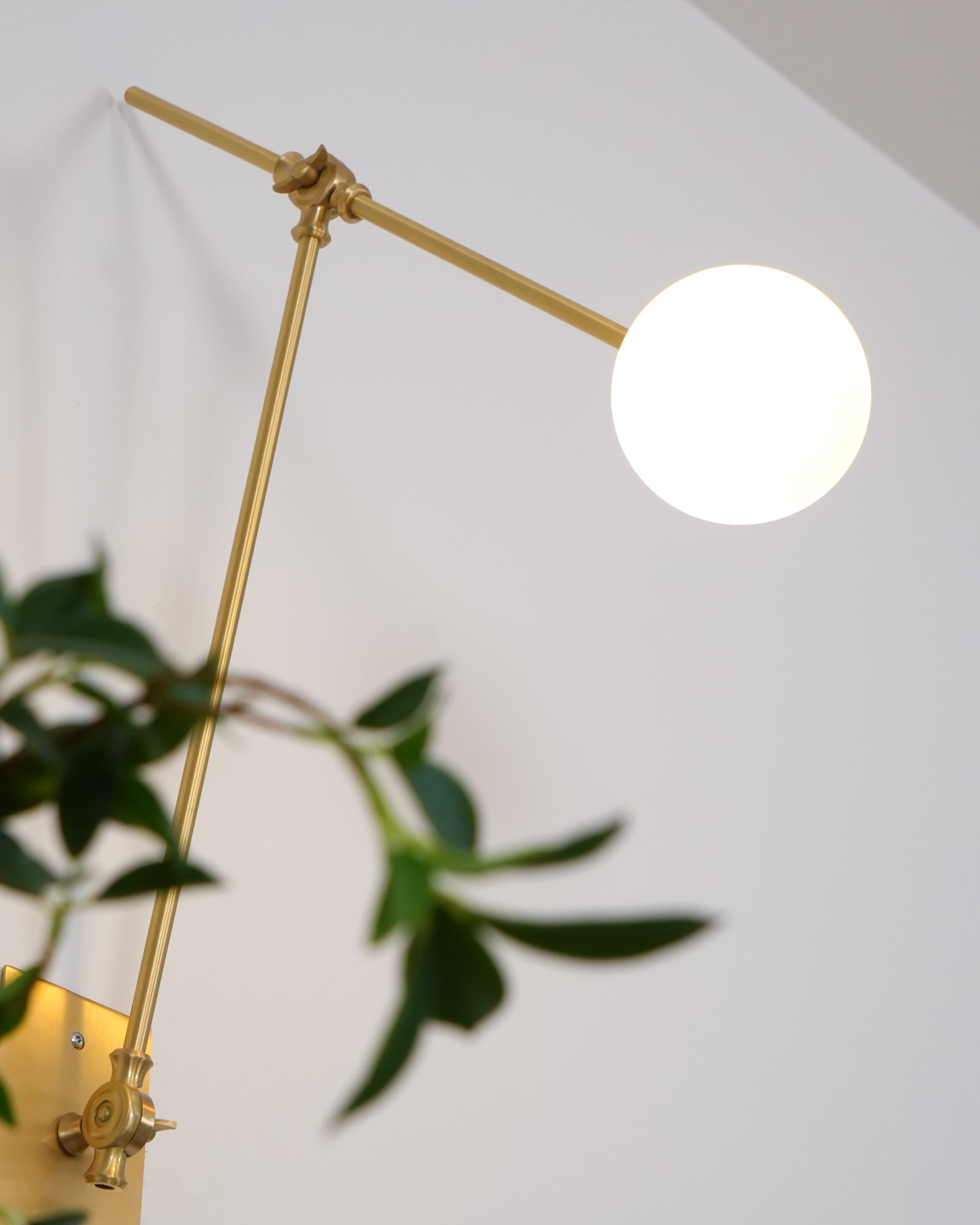 Sophisticated Magari Wall Lamp Compatible with Push Switches in White Black Brass