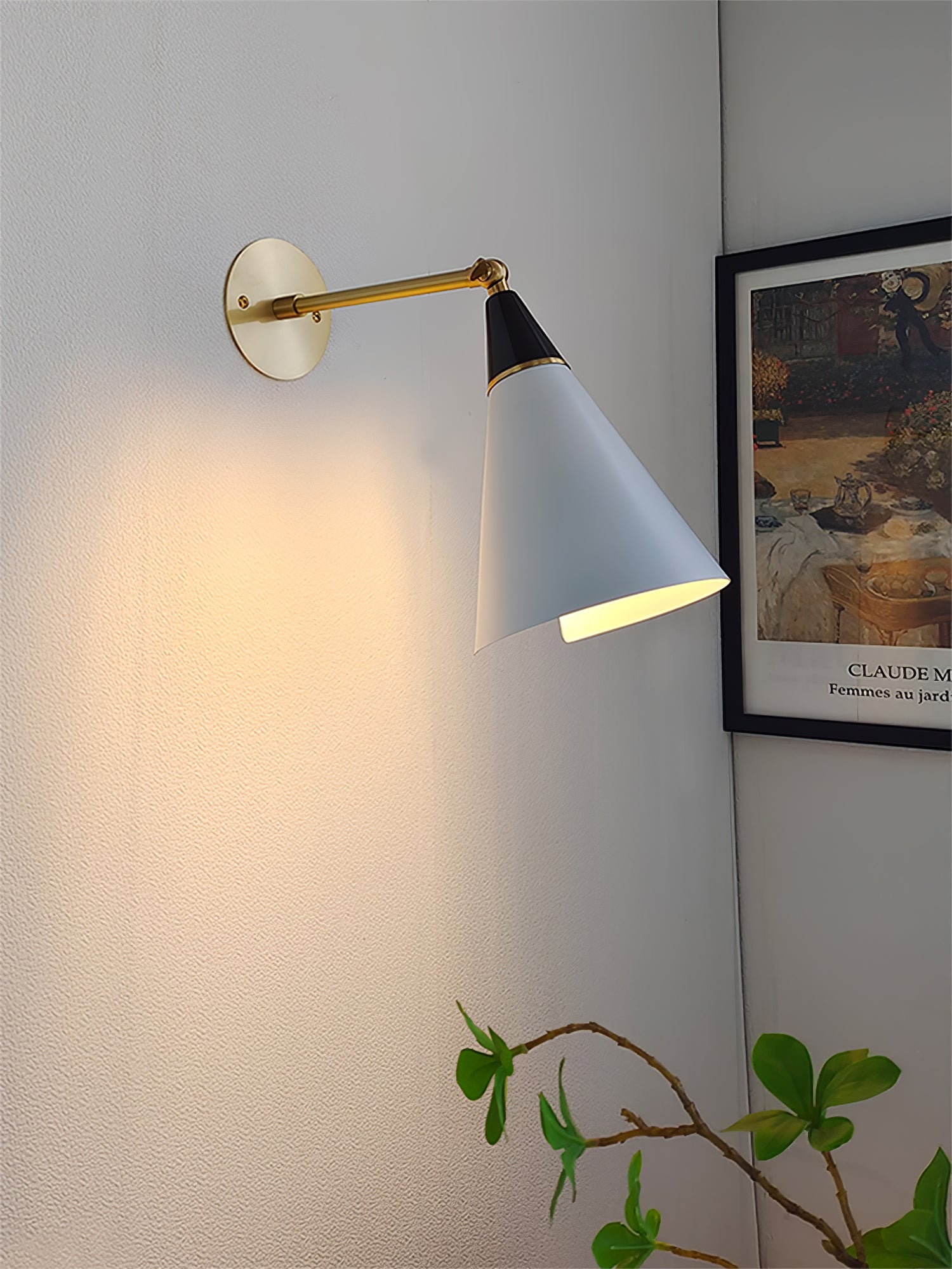 Sophisticated Magari Wall Lamp Compatible with Push Switches in White Black Brass
