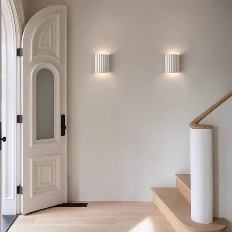 Applique murale en résine cannelée et nervurée – Style minimaliste pour la décoration d'un couloir