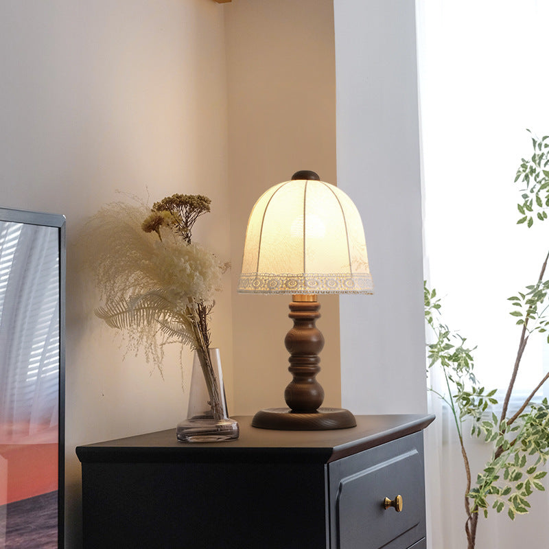 Lampe de table vintage en bois massif imprimé et soie Belfried pour une chambre sobre
