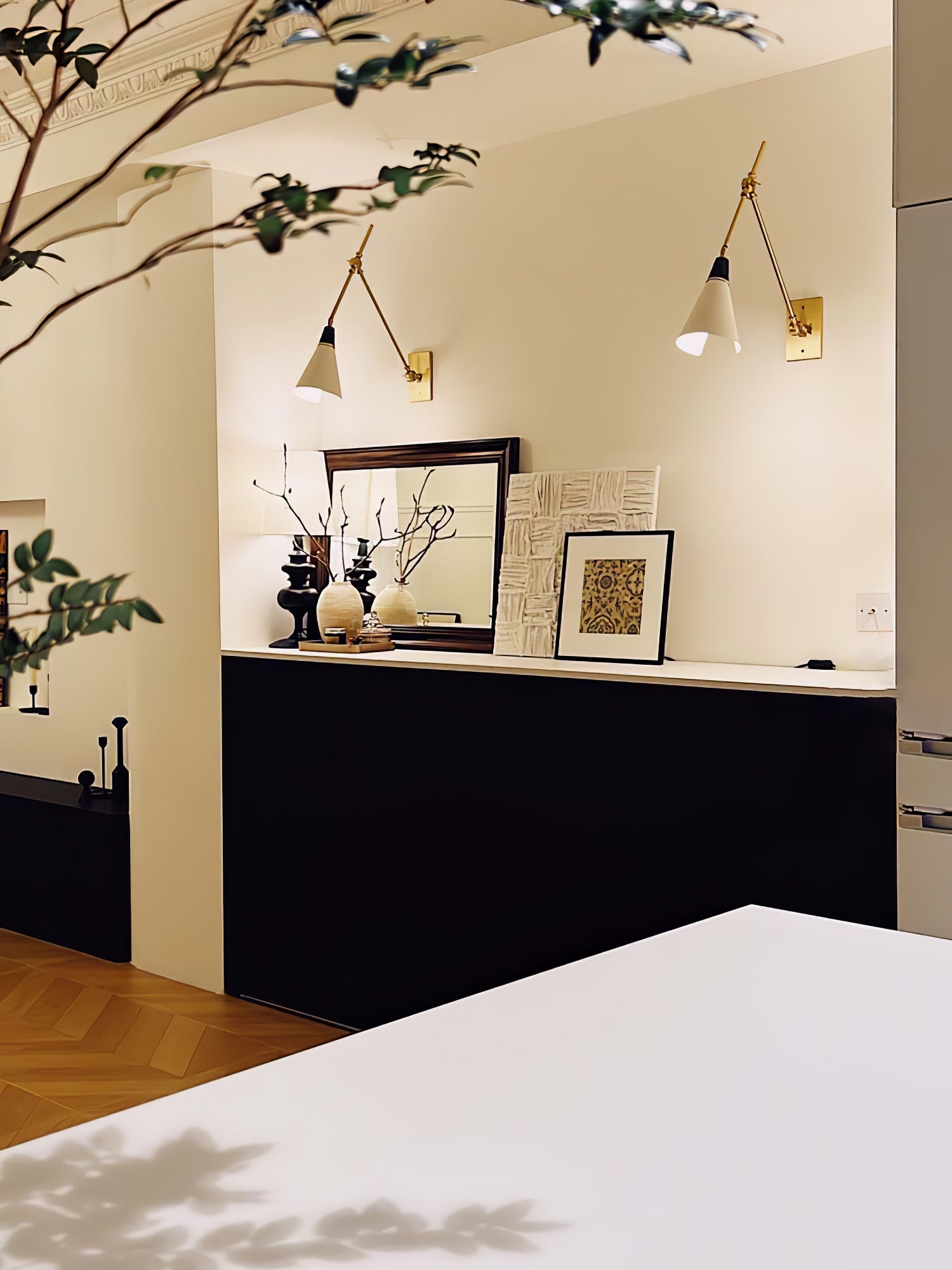 Sophisticated Magari Wall Lamp Compatible with Push Switches in White Black Brass