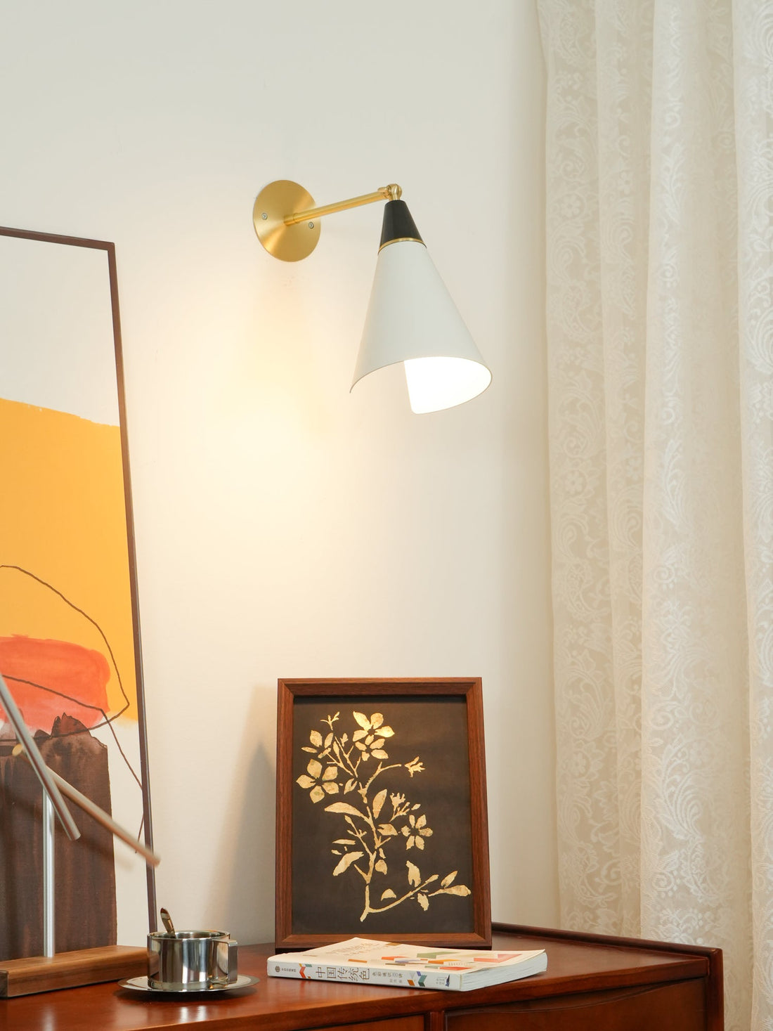 Applique murale Magari sophistiquée compatible avec les interrupteurs poussoirs en laiton blanc noir