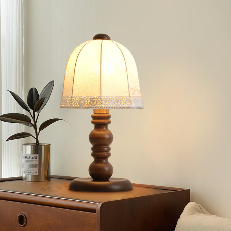 Lampe de table vintage en bois massif imprimé et soie Belfried pour une chambre sobre