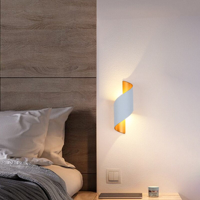 Applique murale moderne en aluminium blanc torsadé à économie d'énergie