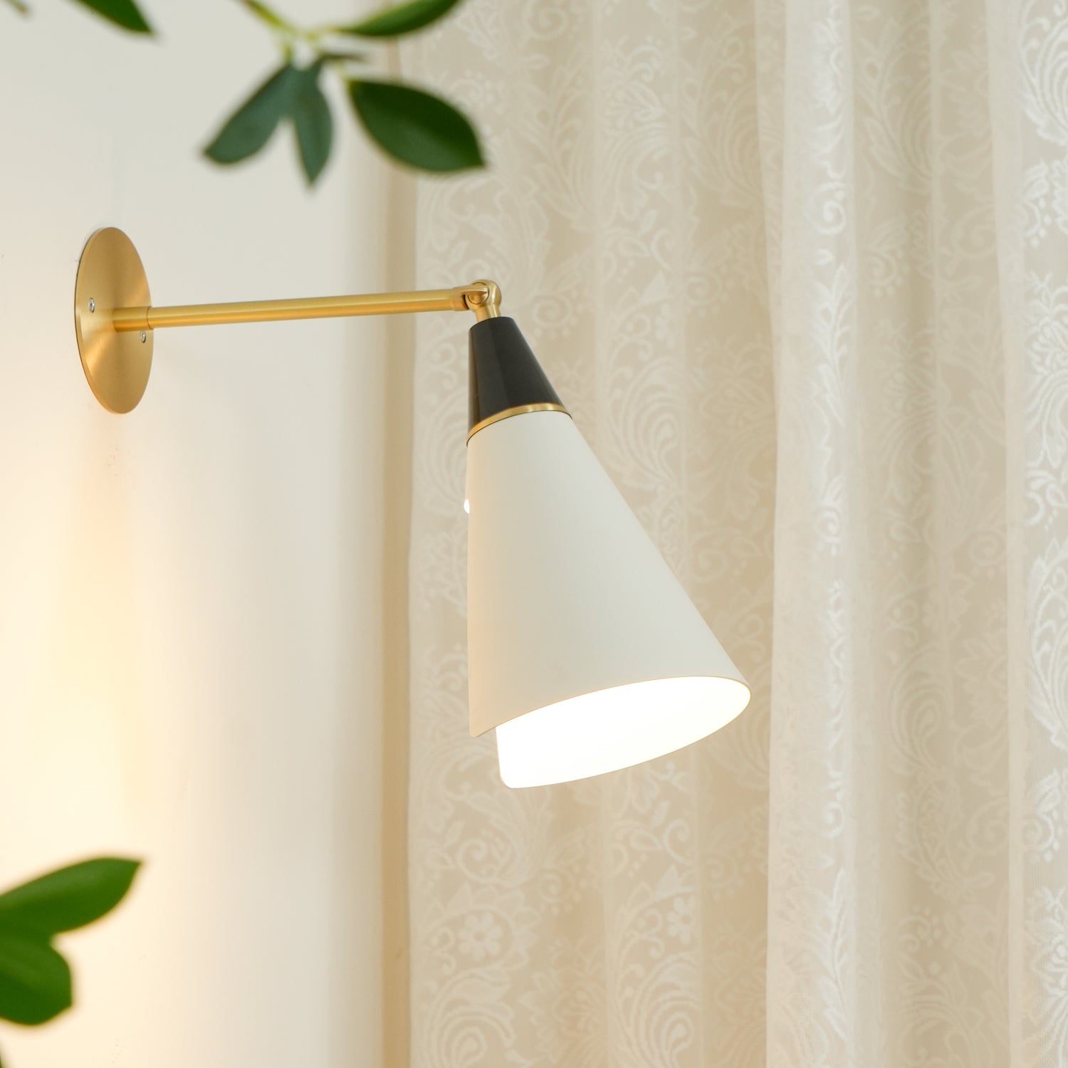Sophisticated Magari Wall Lamp Compatible with Push Switches in White Black Brass