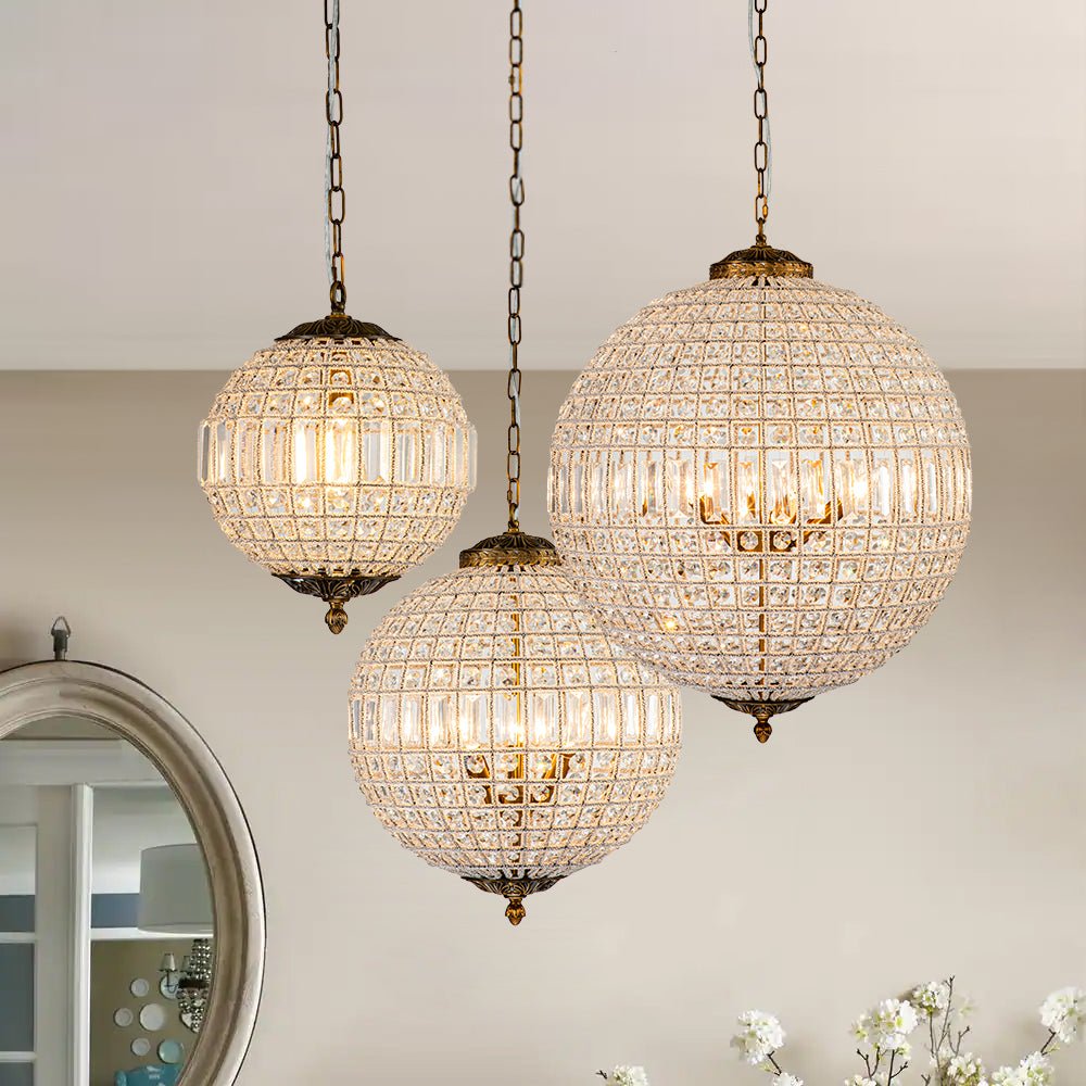Lustre globe en cristal et laiton vintage pour un éclairage sophistiqué