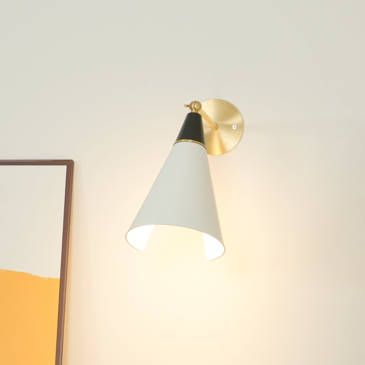 Sophisticated Magari Wall Lamp Compatible with Push Switches in White Black Brass