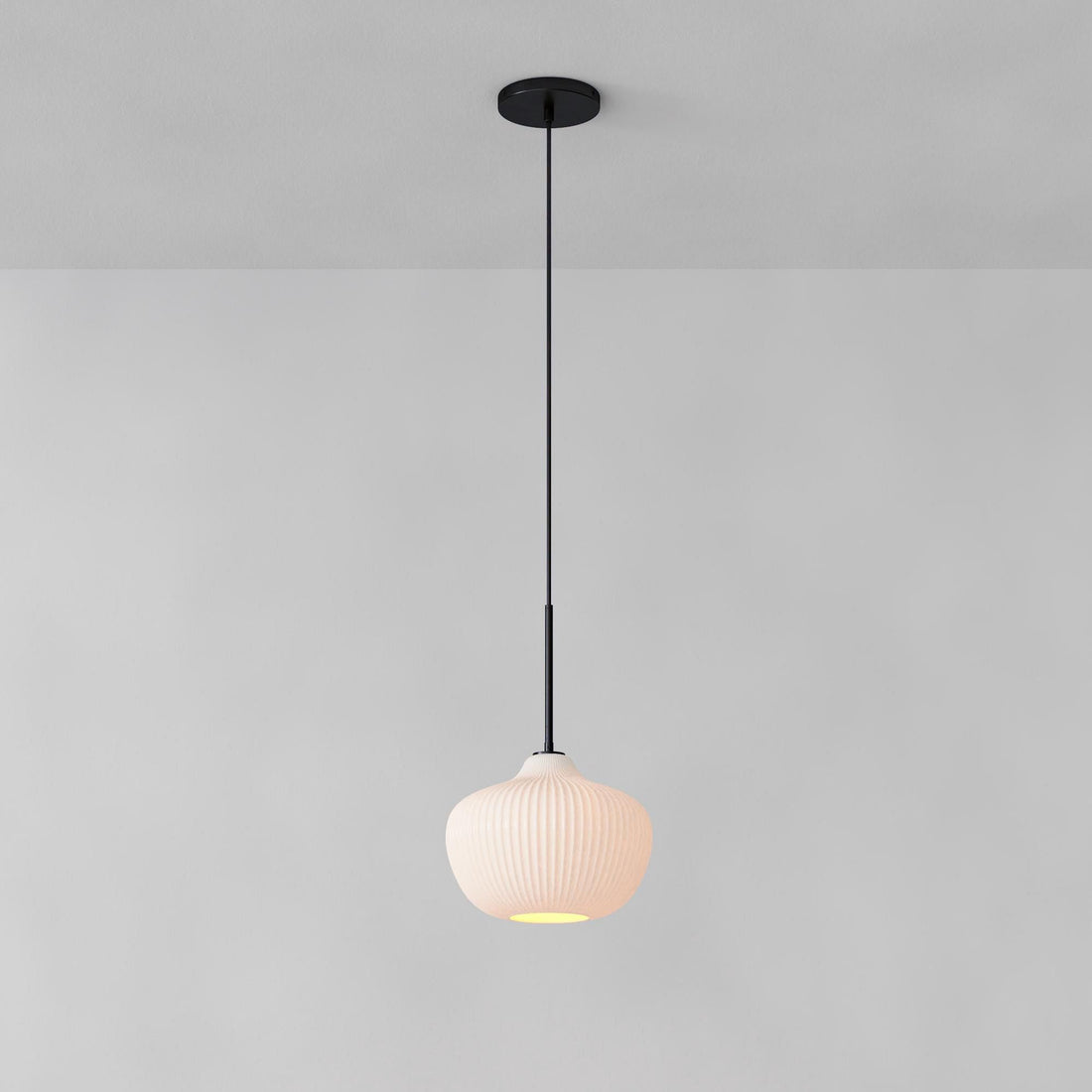 Suspension Rivrona à nervures – Luminaire moderne en verre nervuré avec finition métallique