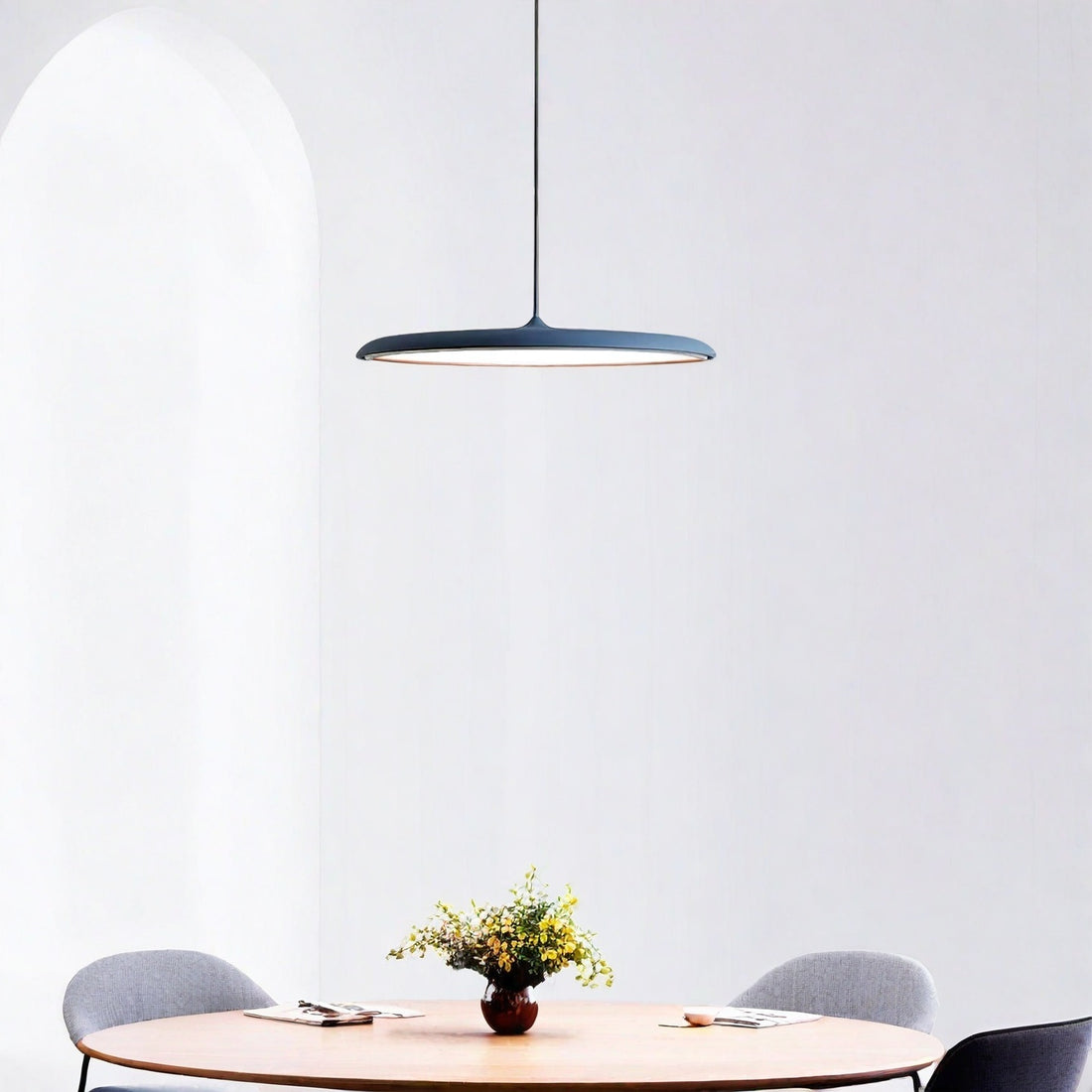 Suspension Macaron - Décoration contemporaine en métal acrylique bleu foncé