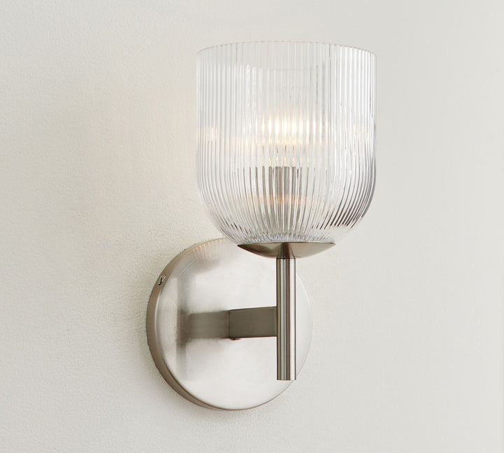 Applique Bravira en verre strié – Applique murale en métal avec abat-jour en verre transparent