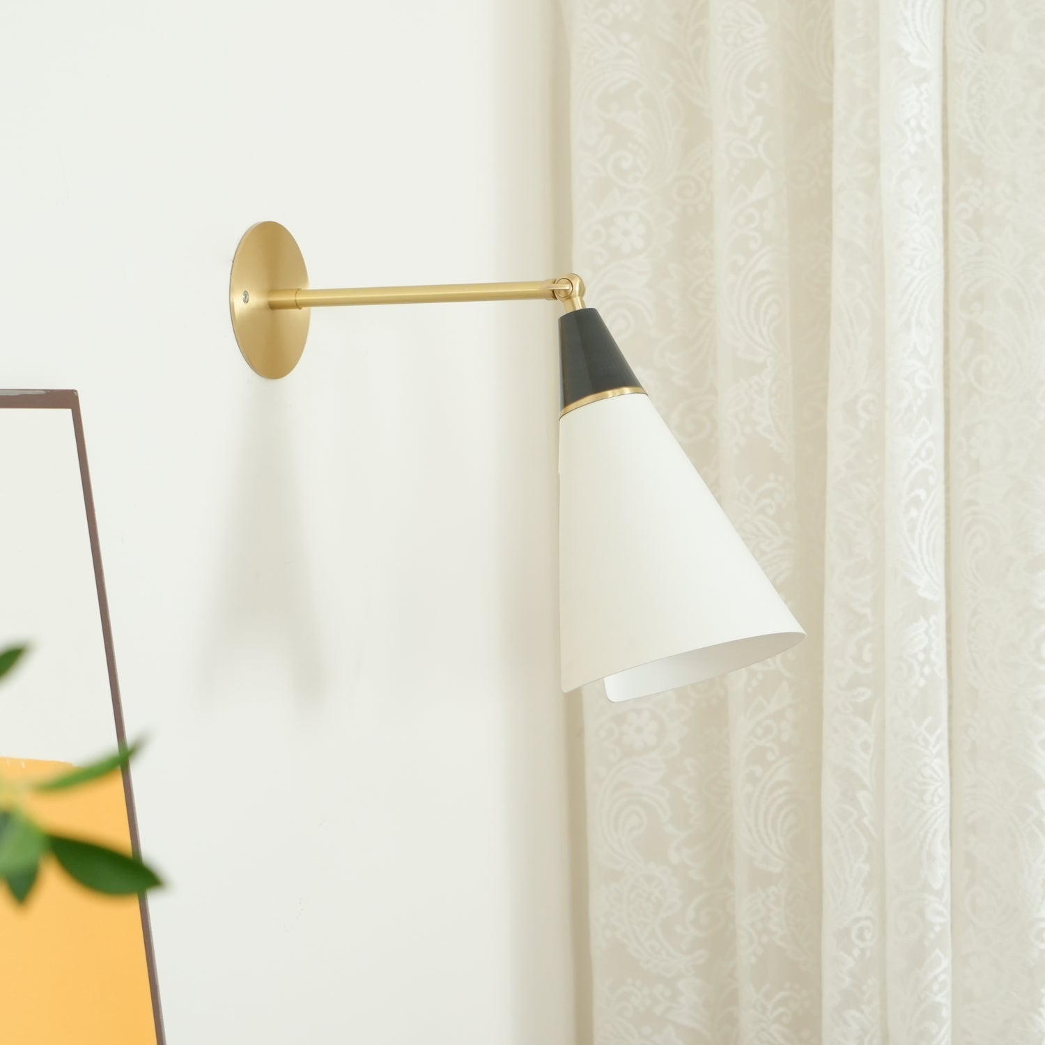 Sophisticated Magari Wall Lamp Compatible with Push Switches in White Black Brass