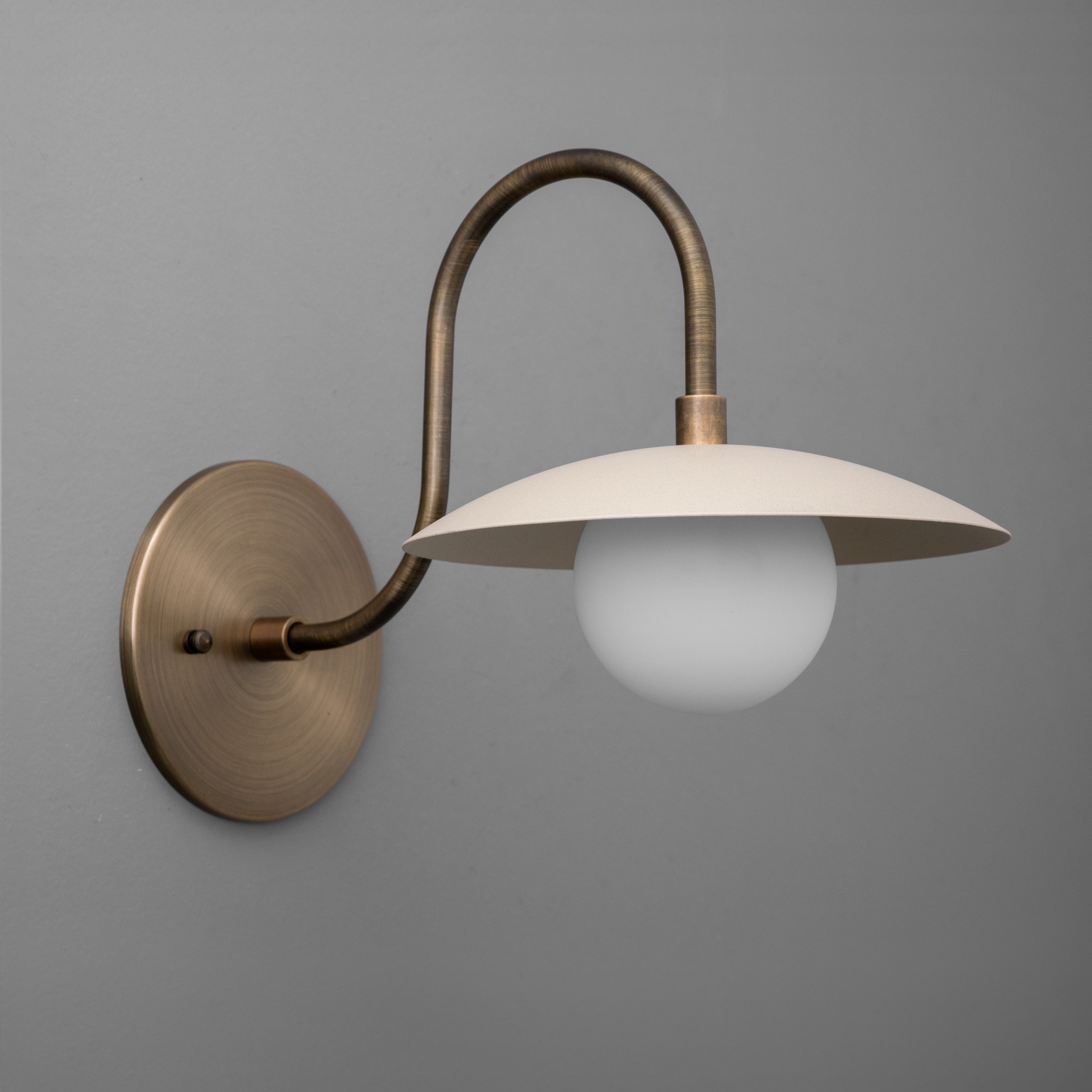 Curva Metal Arched Brass Wall Sconce - Elegant Metal Light for Modern Interiors