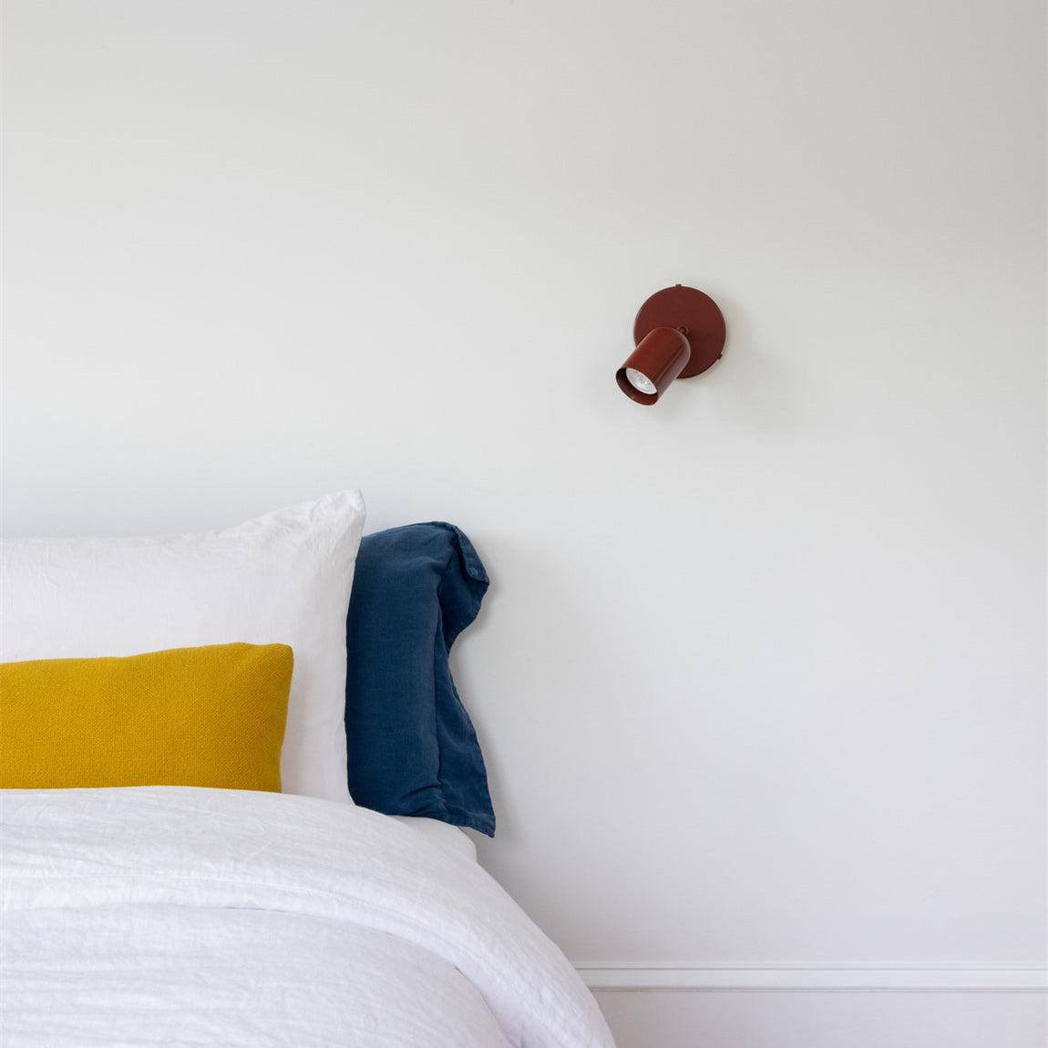 Cream Style Rotatable Wall Lamp – Nordic Design for Modern Living Rooms