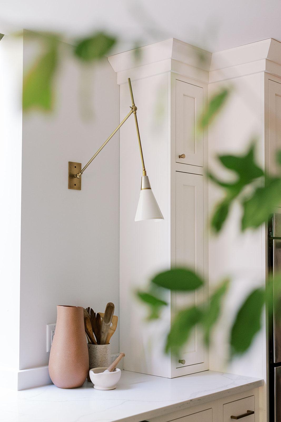 Sophisticated Magari Wall Lamp Compatible with Push Switches in White Black Brass