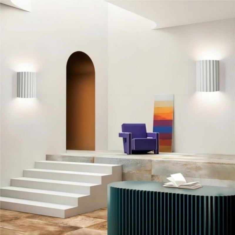 Applique murale en résine cannelée et nervurée – Style minimaliste pour la décoration d'un couloir