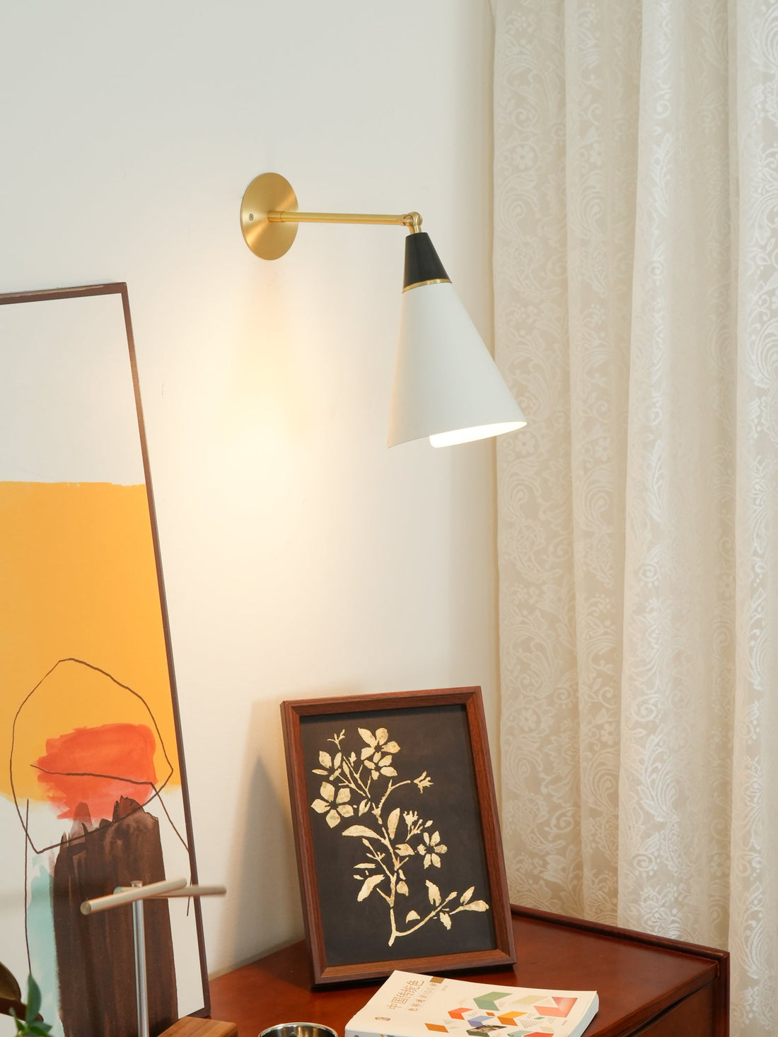 Applique murale Magari sophistiquée compatible avec les interrupteurs poussoirs en laiton blanc noir