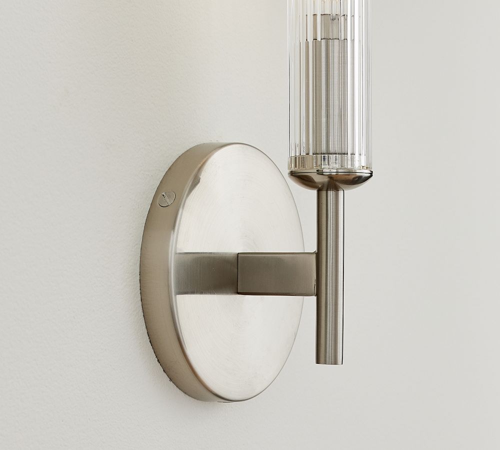 Applique murale Bravira en verre strié – Tube métallique aux finitions classiques