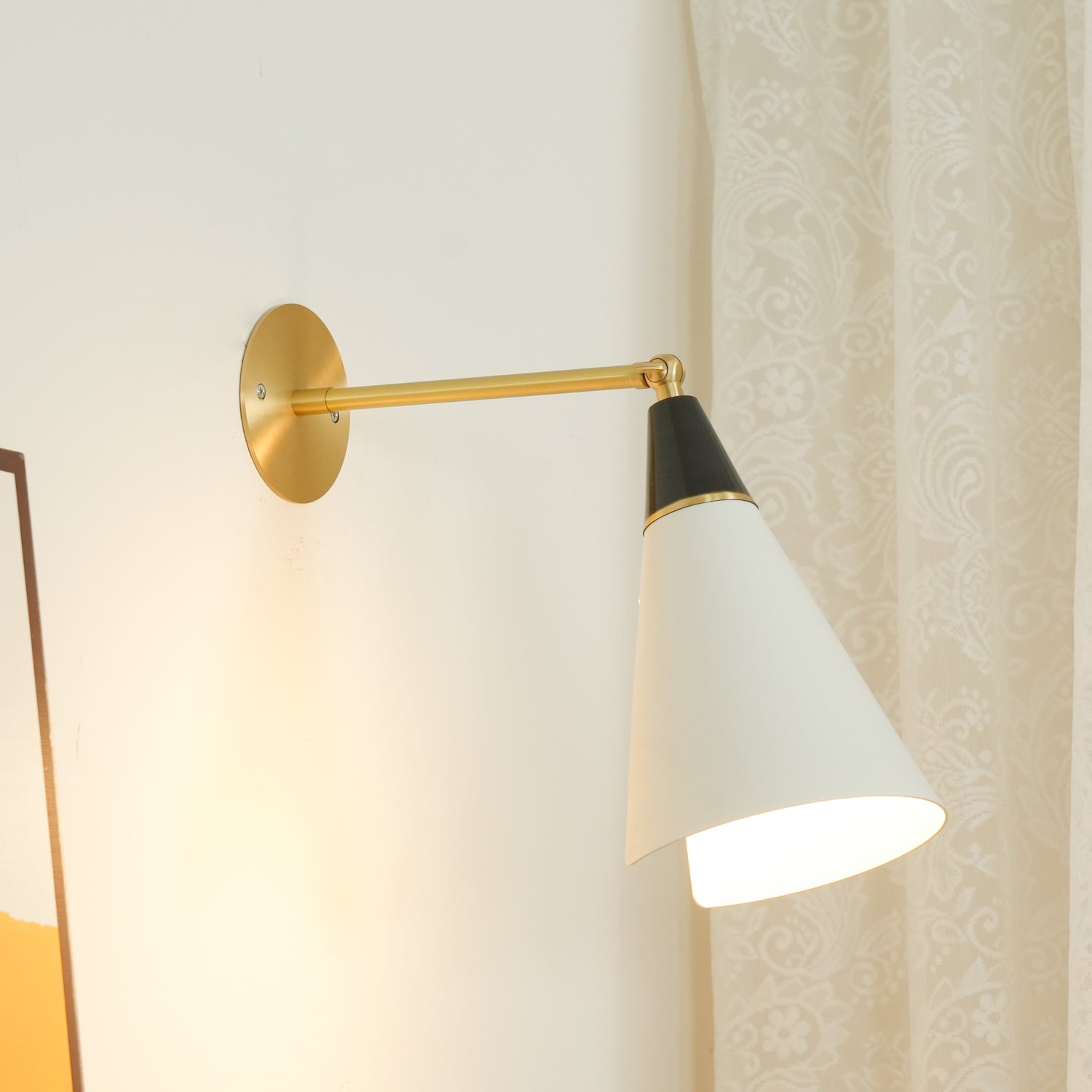 Sophisticated Magari Wall Lamp Compatible with Push Switches in White Black Brass