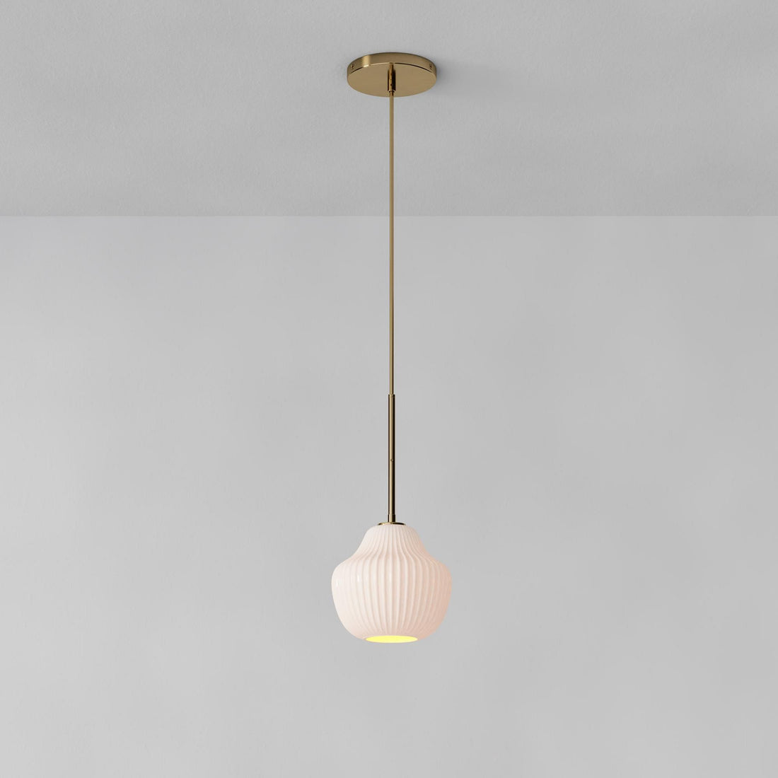 Suspension Rivrona à nervures – Luminaire moderne en verre nervuré avec finition métallique
