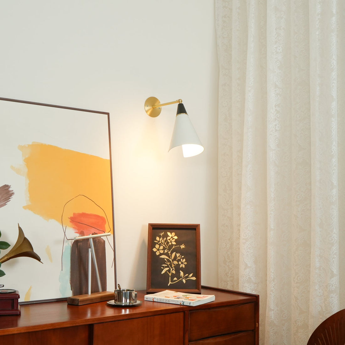 Applique murale Magari sophistiquée compatible avec les interrupteurs poussoirs en laiton blanc noir