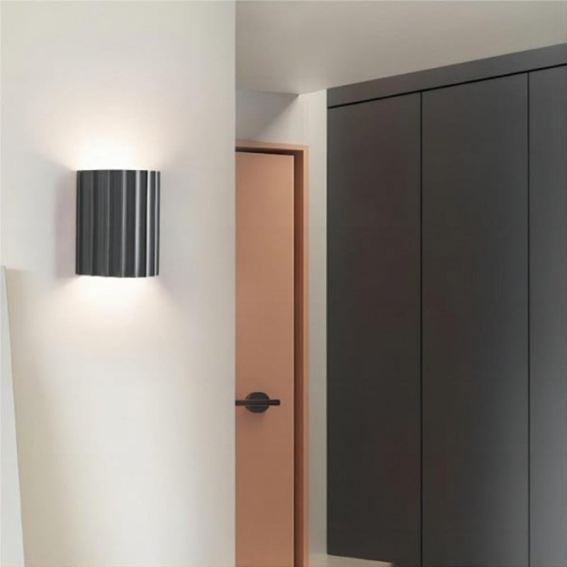 Applique murale en résine cannelée et nervurée – Style minimaliste pour la décoration d'un couloir