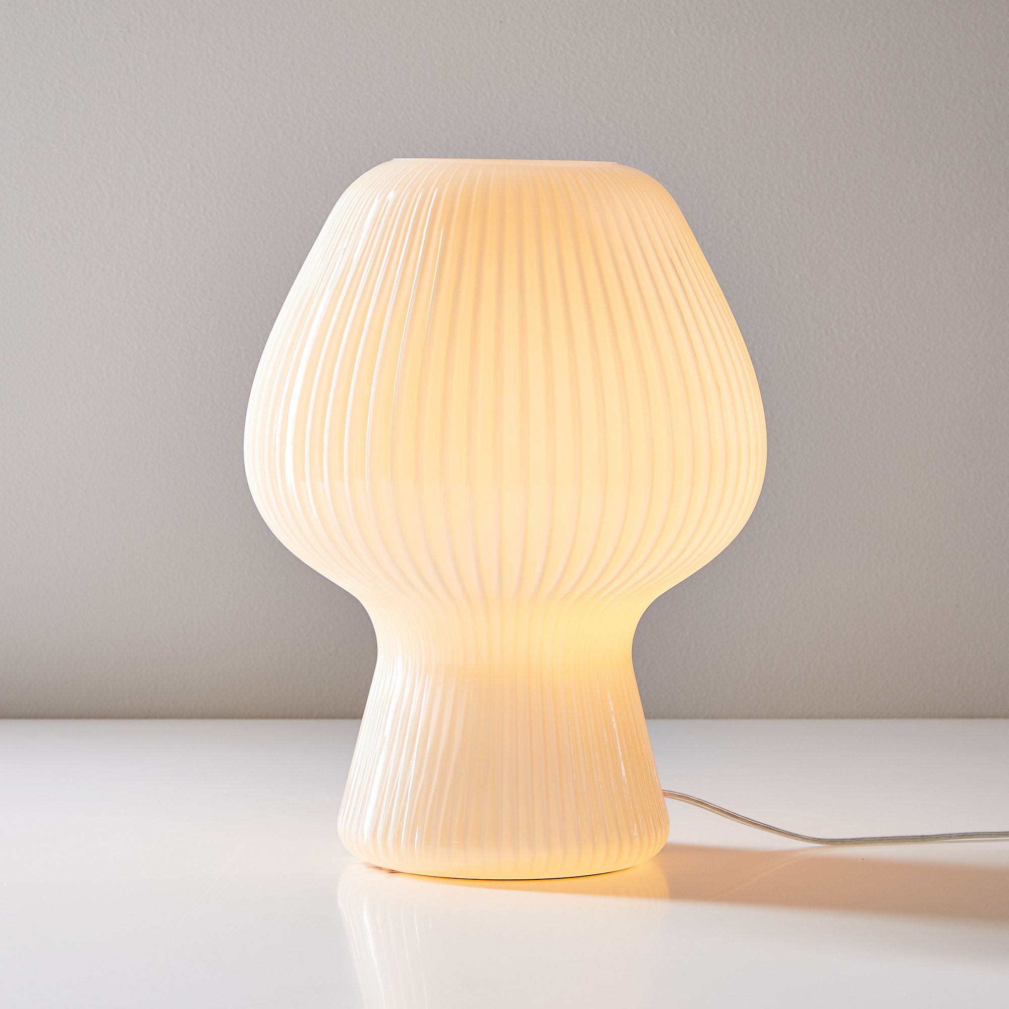 Lampe de table en verre strié Novarise – Éclairage d'appoint en verre texturé