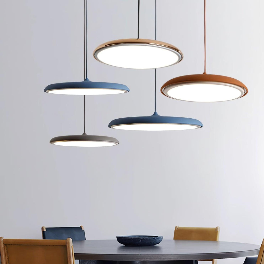 Suspension Macaron - Décoration contemporaine en métal acrylique bleu foncé