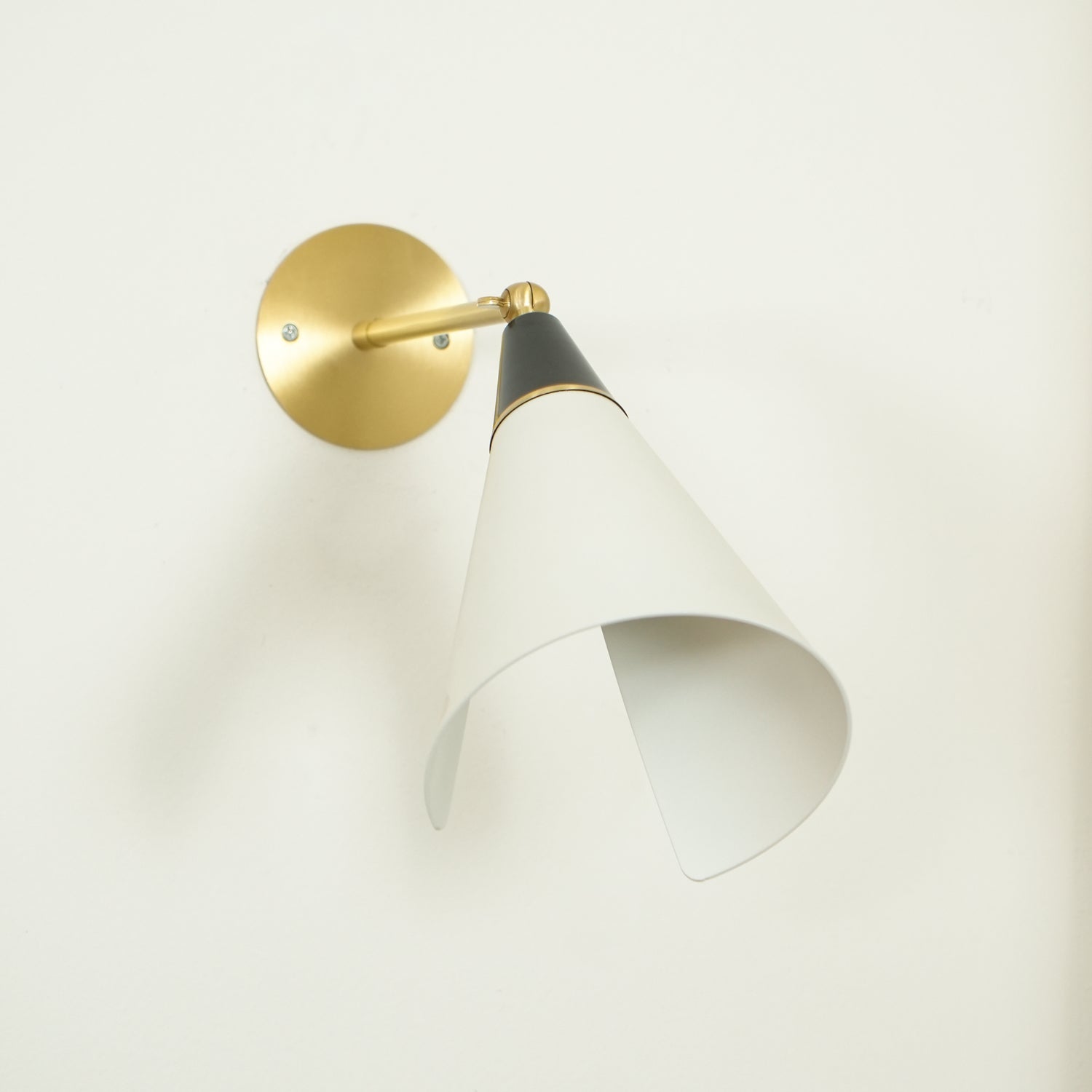 Sophisticated Magari Wall Lamp Compatible with Push Switches in White Black Brass