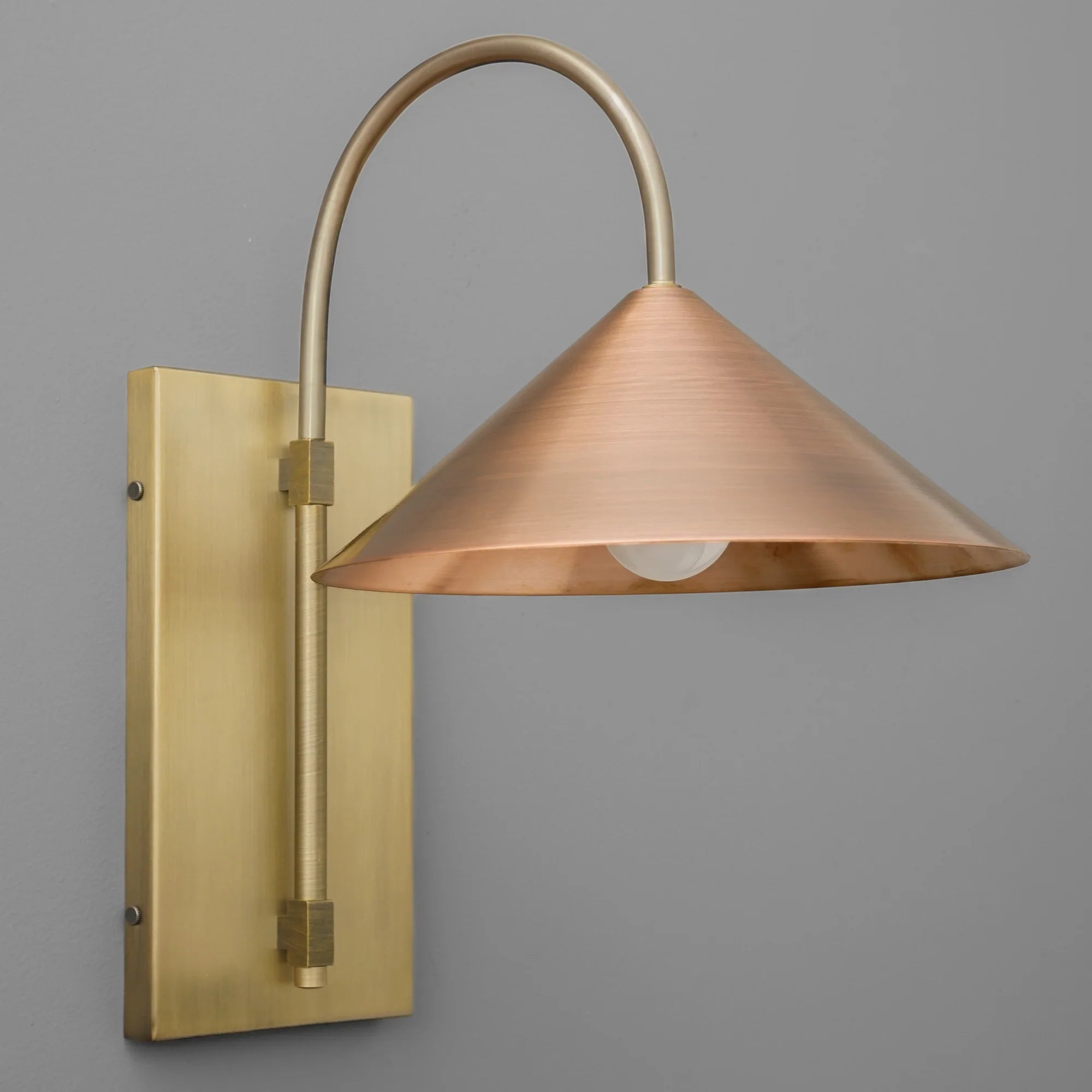 Conique Metal Minimalist Wall Sconce - Sculptural Brass Arch Light for Modern Interiors