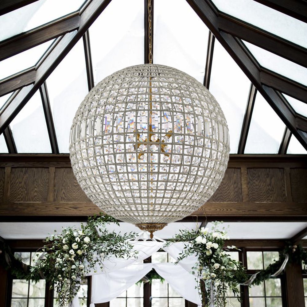 Lustre globe en cristal et laiton vintage pour un éclairage sophistiqué