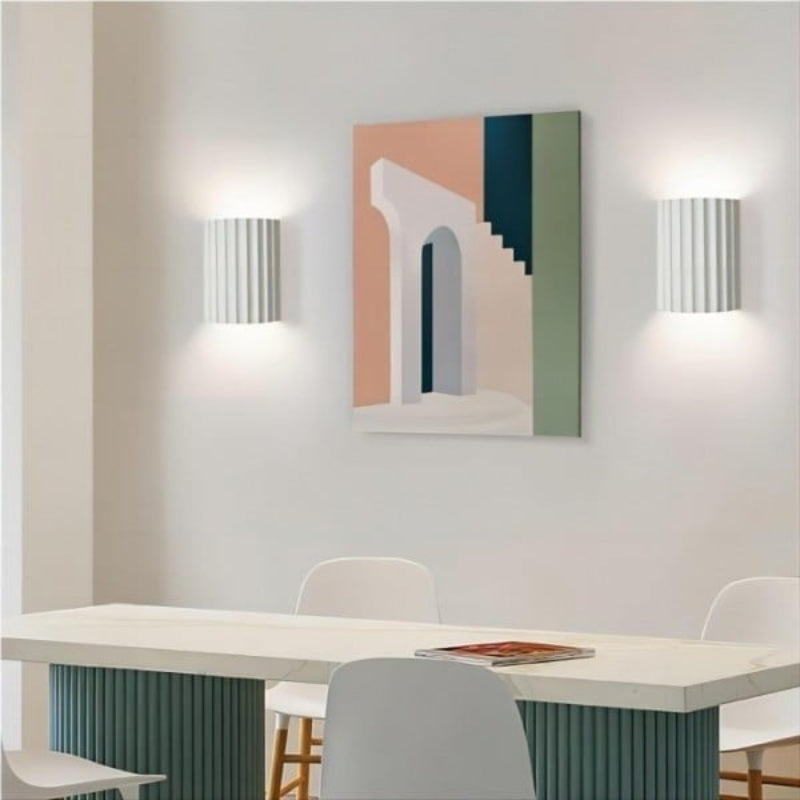 Applique murale en résine cannelée et nervurée – Style minimaliste pour la décoration d'un couloir