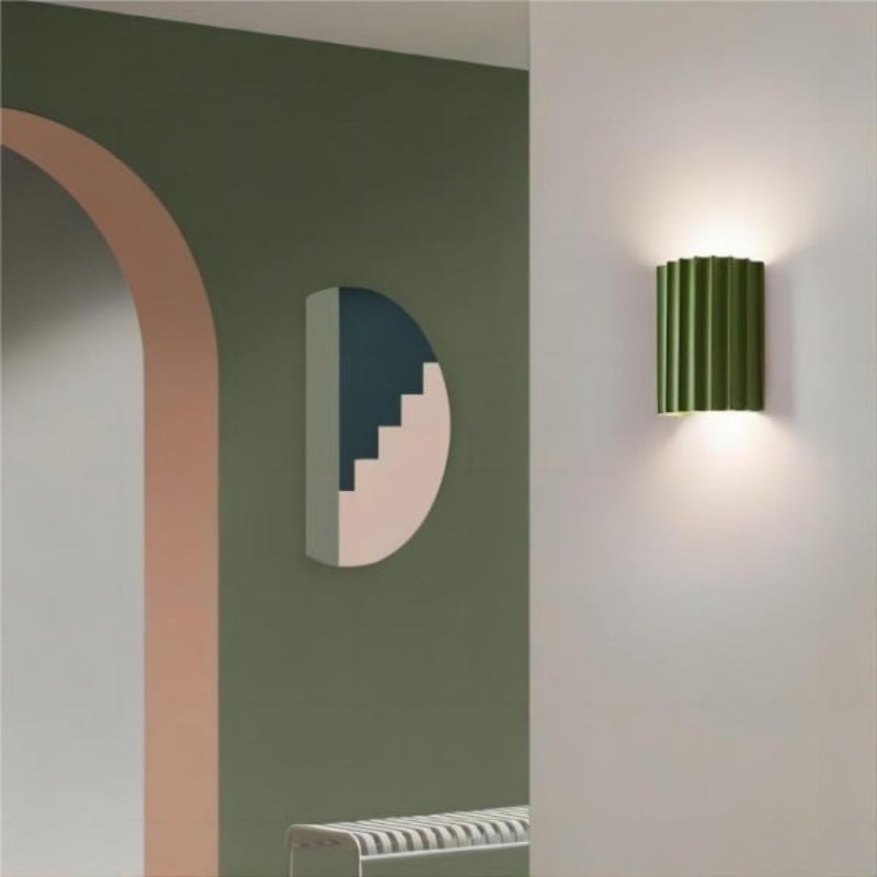 Applique murale en résine cannelée et nervurée – Style minimaliste pour la décoration d'un couloir