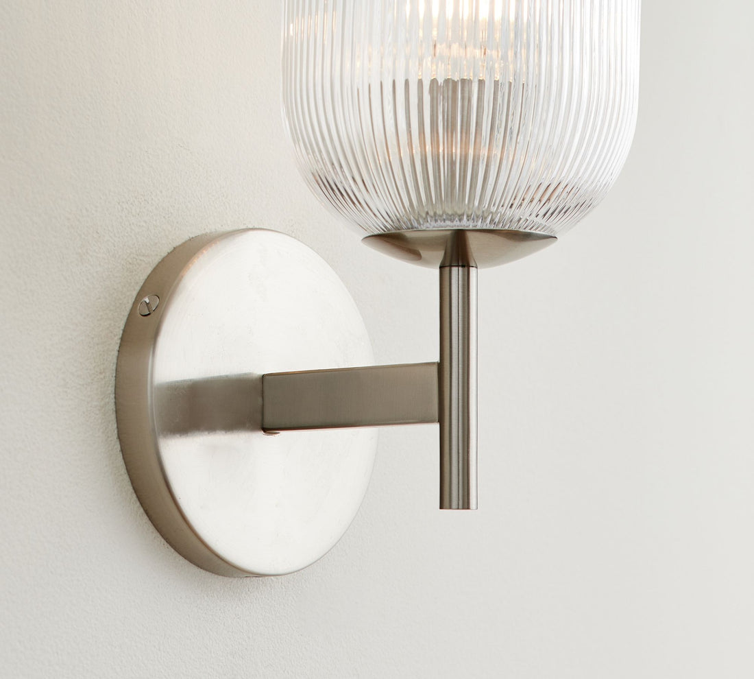 Applique Bravira en verre strié – Applique murale en métal avec abat-jour en verre transparent