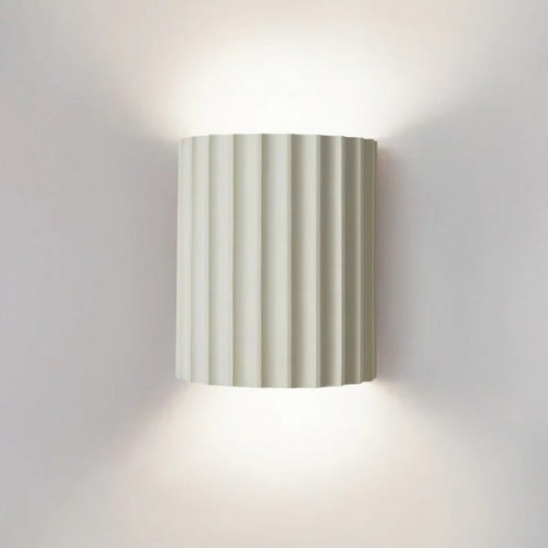 Applique murale en résine cannelée et nervurée – Style minimaliste pour la décoration d'un couloir