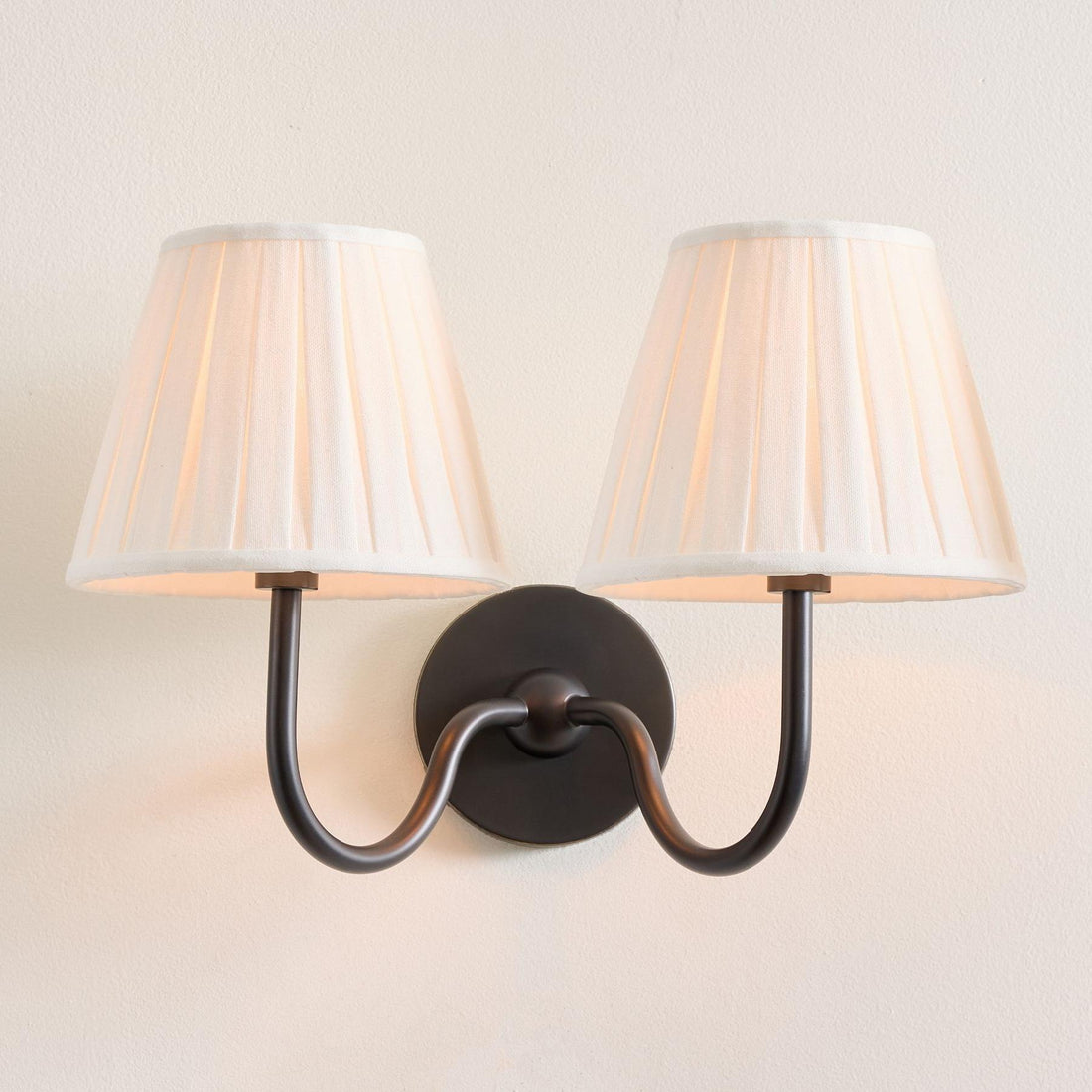 Luvora Pleated Linen Wall Lamp – Vintage Brass Wall Light for Living Rooms