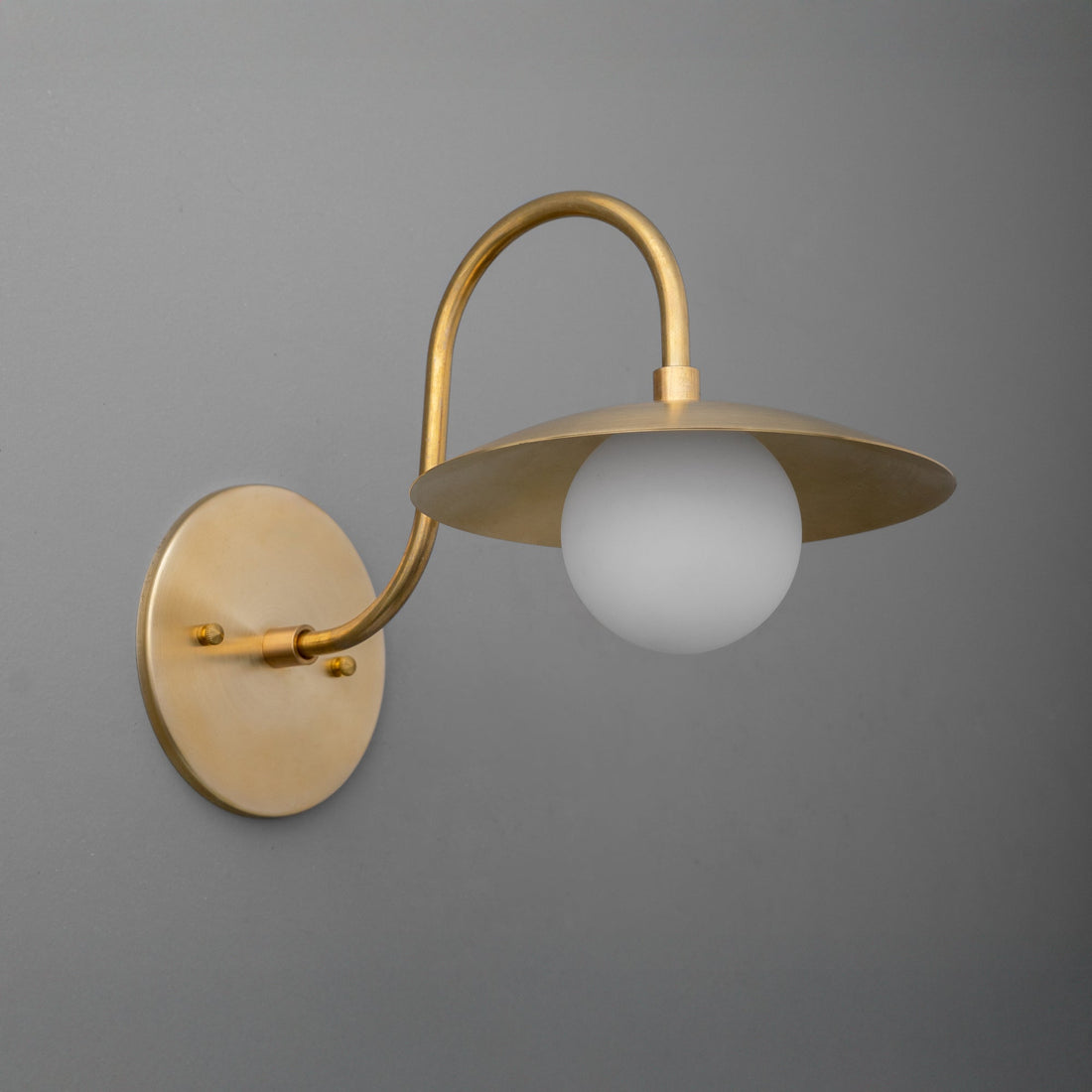 Curva Metal Arched Brass Wall Sconce - Elegant Metal Light for Modern Interiors