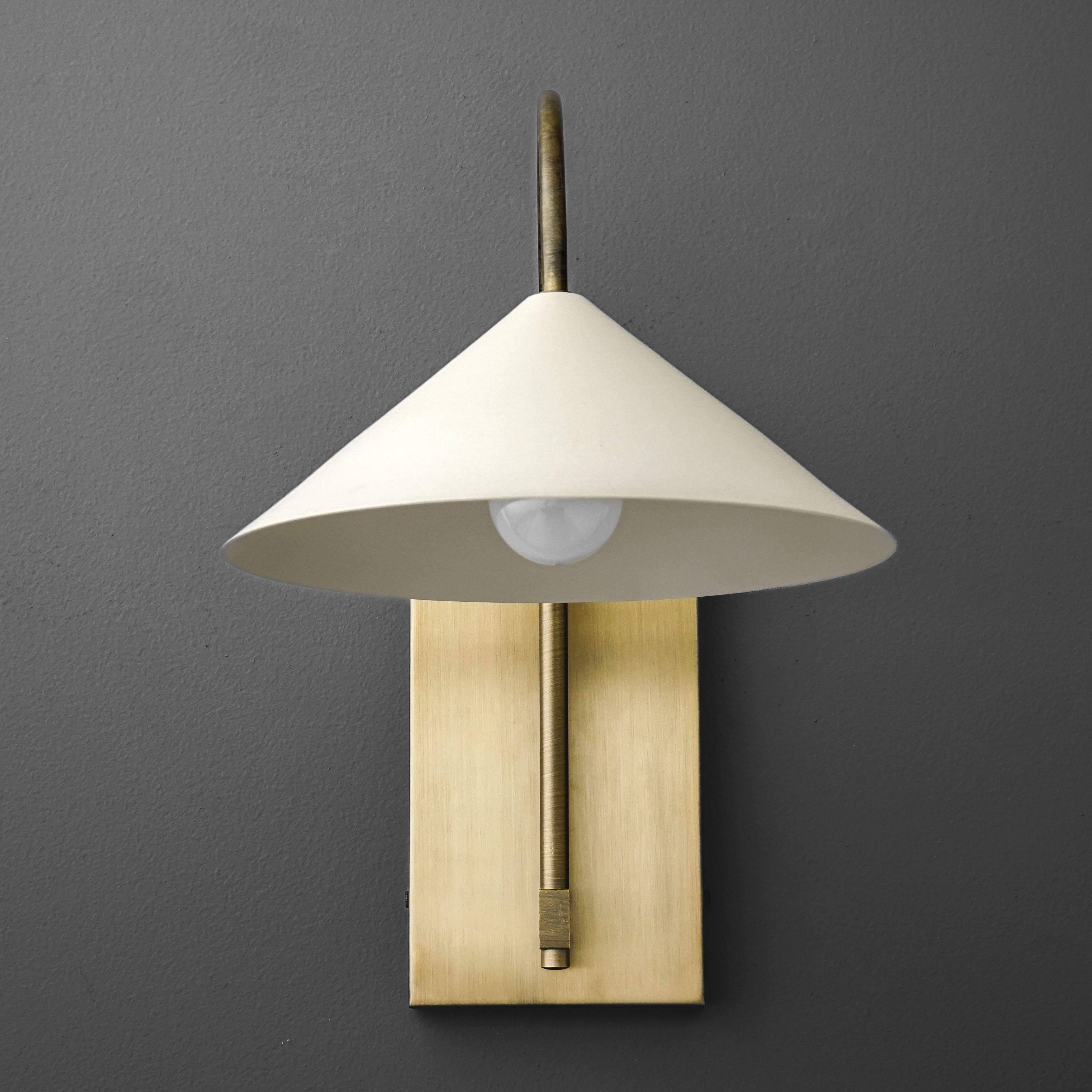 Conique Metal Minimalist Wall Sconce - Sculptural Brass Arch Light for Modern Interiors