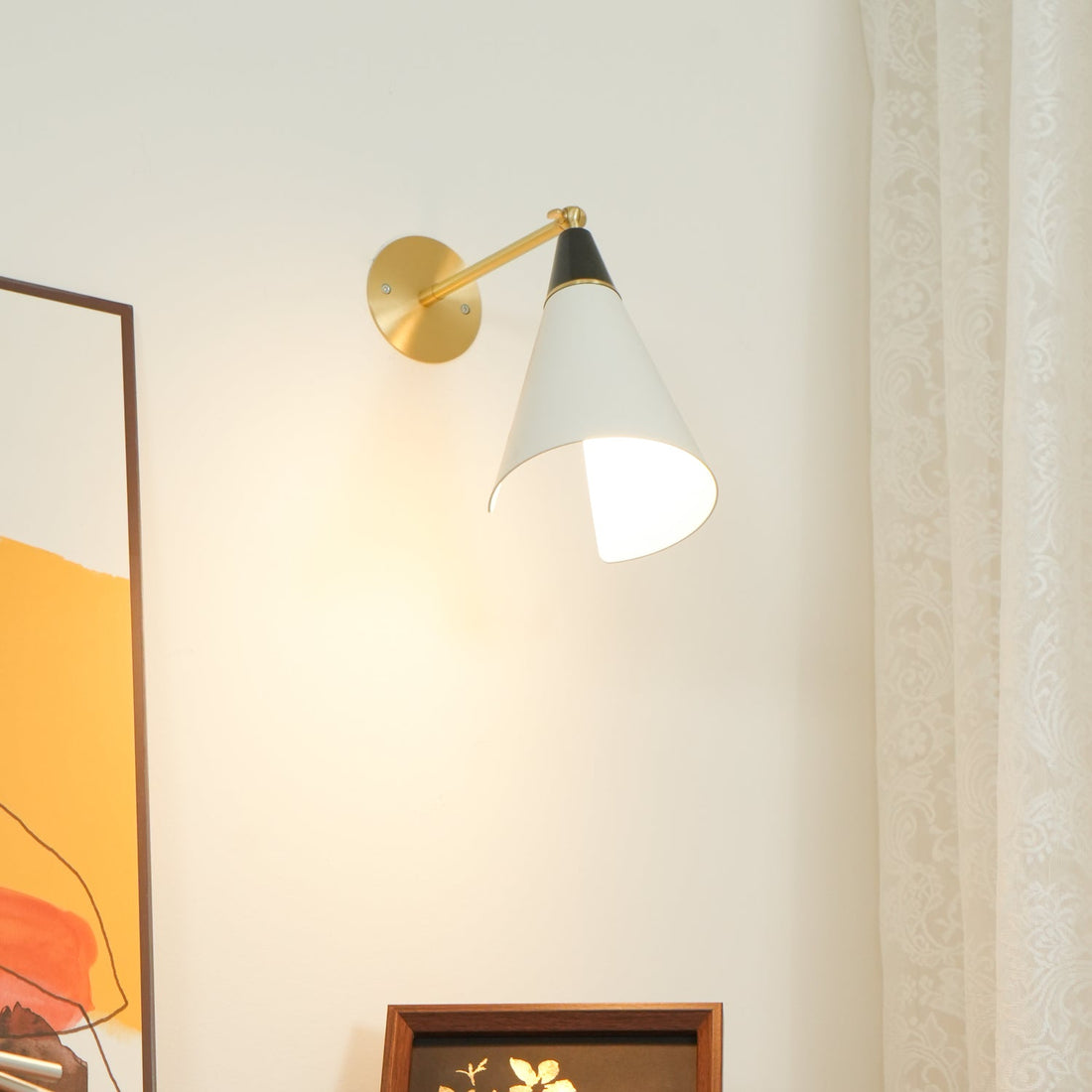 Applique murale Magari sophistiquée compatible avec les interrupteurs poussoirs en laiton blanc noir