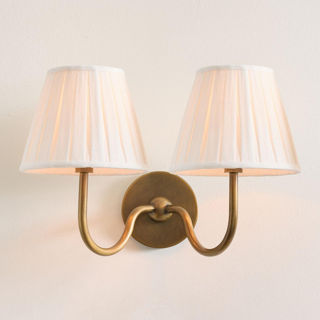 Luvora Pleated Linen Wall Lamp – Vintage Brass Wall Light for Living Rooms