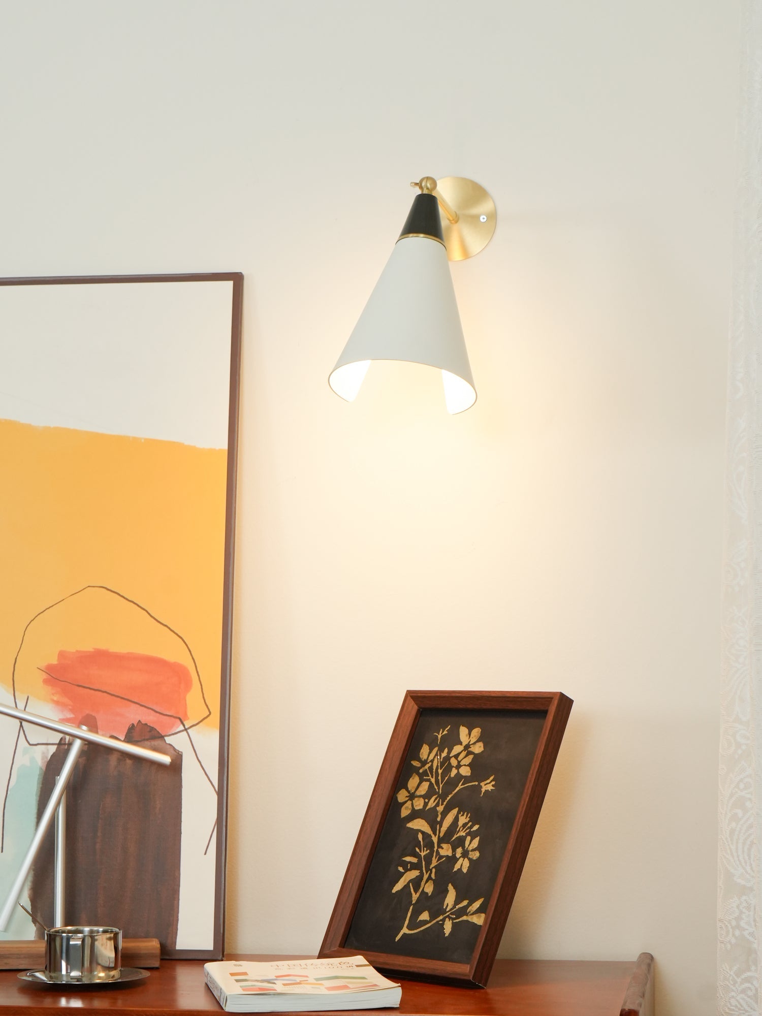Sophisticated Magari Wall Lamp Compatible with Push Switches in White Black Brass